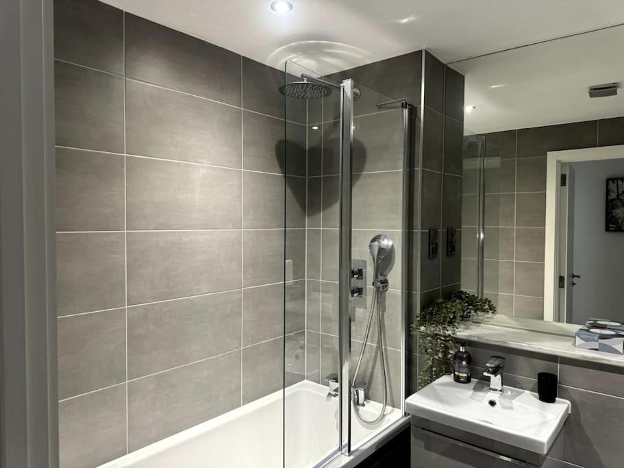Luxury Oaks Suite, Free Private Parking, 2 Bed 2 Bathroom Apartment, Central Solihull Birmingham Luaran gambar