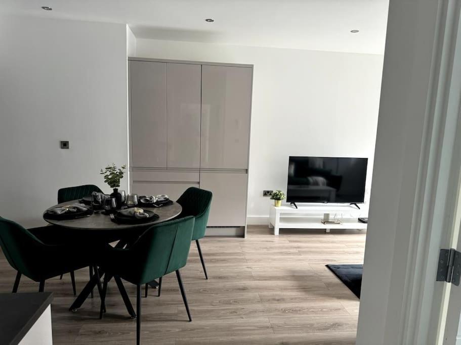 Luxury Oaks Suite, Free Private Parking, 2 Bed 2 Bathroom Apartment, Central Solihull Birmingham Luaran gambar