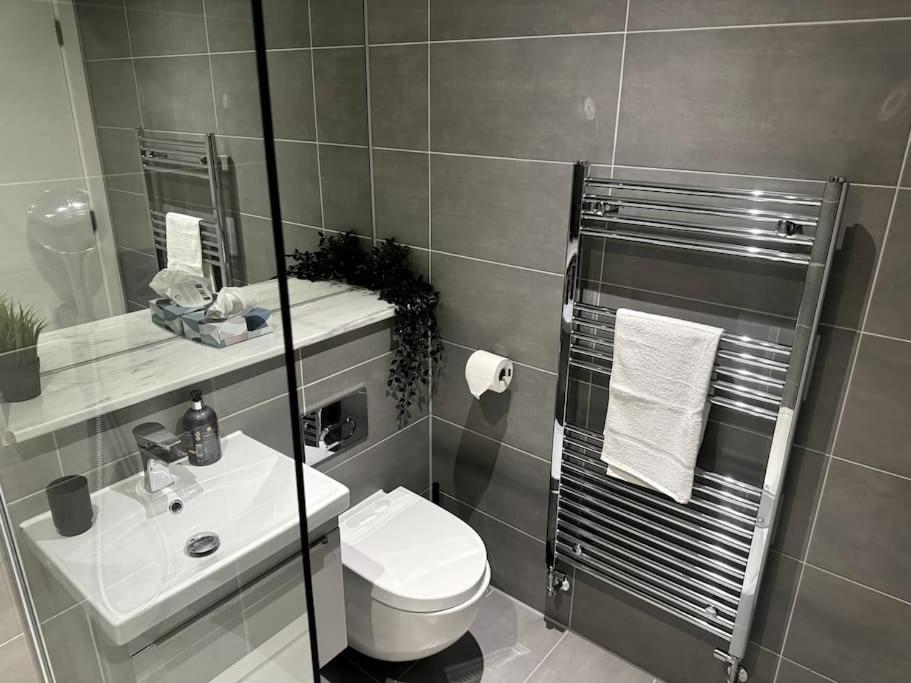 Luxury Oaks Suite, Free Private Parking, 2 Bed 2 Bathroom Apartment, Central Solihull Birmingham Luaran gambar