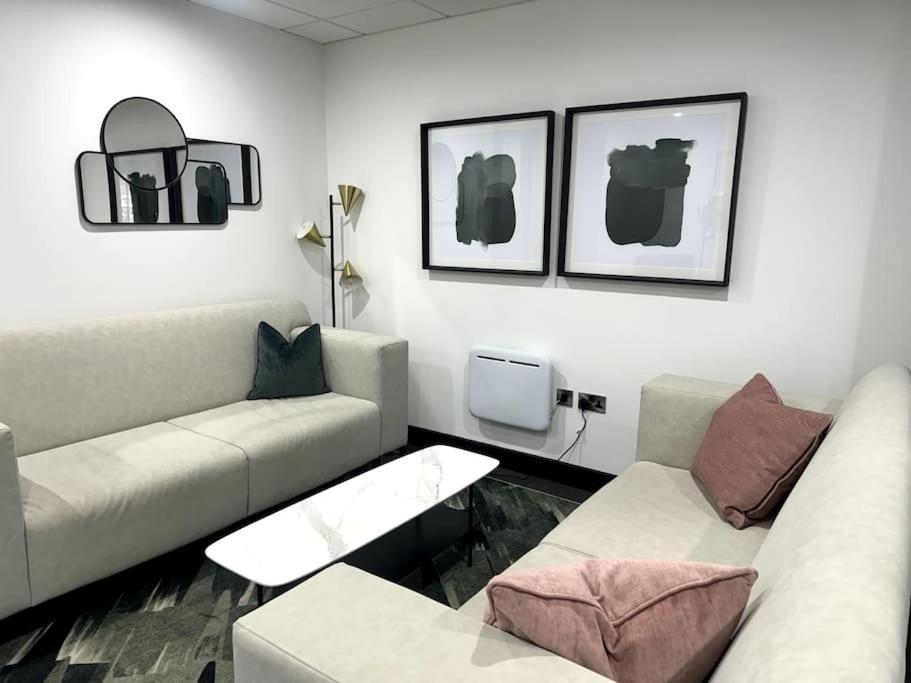 Luxury Oaks Suite, Free Private Parking, 2 Bed 2 Bathroom Apartment, Central Solihull Birmingham Luaran gambar